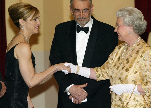 Madonna 2002-ben pukedlizett II. Erzsébet királynő előtt.