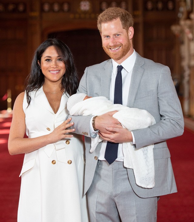 Bréking! Íme az első fotók Meghan Markle és Harry herceg gyönyörű babájáról