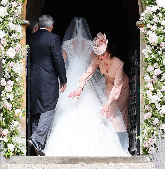 Kate Middleton gondosan elrendezi Pippa ruháját