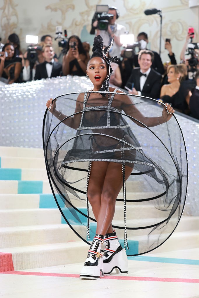 Janelle Monae született előadó, ezt a Met-gálán is megcsillogtatta