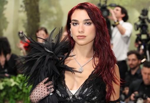 Dua Lipa testét alig takarta valami, Emily Ratajkowski mellbimbót villantott - 10 pucérruha a Met-gáláról