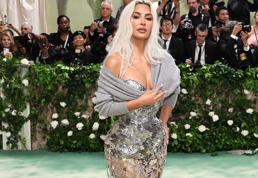 Dua Lipa testét alig takarta valami, Emily Ratajkowski mellbimbót villantott - 10 pucérruha a Met-gáláról