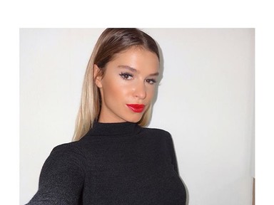 Dukai Regina vörös ajkai