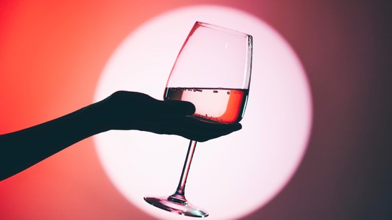 Ez történik valójában a testeddel, amikor alkoholt iszol: a szervezeted sokkal jobban küzd, mint gondolnád