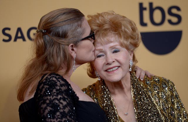 Debbie Reynolds – alig egy nappal lánya, Carrie Fisher halála után, december 28-án az 50-es, 60-as évek egyik legnépszerűbb színésznője is elment. 84 éves volt.