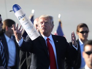 A Dove új reklámja akkorát üt Trump elnökön, hogy a fal adja a másikat