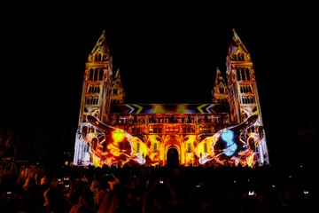 Színek tánca a Székesegyház falain 