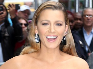 Blake Lively kimenőt kapott, és jó ég, milyen szexi szerelésben indult bulizni