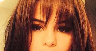Hű! Selena Gomez új frizurára váltott!