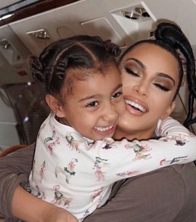 Kim Kardashian 5 éves kislánya fekete rúzsban már most úgy néz ki mint egy igazi nő