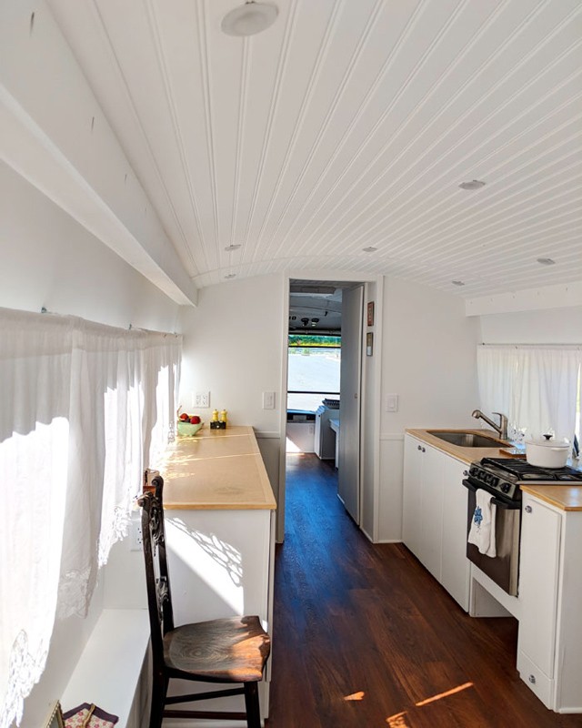 Ez a lány egy lerobbant buszt alakított át csodálatos lakássá!