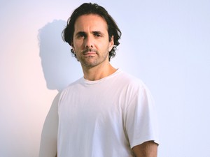 „Ahhoz, hogy valaki divatházzá tudjon válni, nem elég szép ruhákat tervezni és a közösségi médiában jól kommunikálni. Ennél sokkal több kell!” - interjú Baldaszti Péterrel, a Nanushka társtulajdonosával