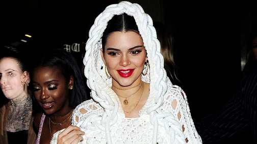Na, ne! Ez már tényleg sok! Aranyfoggal menőzik Kendall Jenner