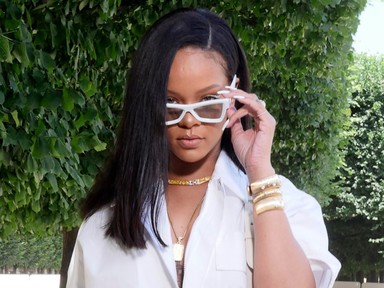 Rihanna bejön a hálószobádba, és ad néhány cuccot, amitől elpirulsz
