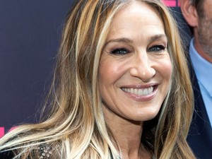Általában a cipőjével nyűgöz le, de most Sarah Jessica Parker a kabátjával arat sikert