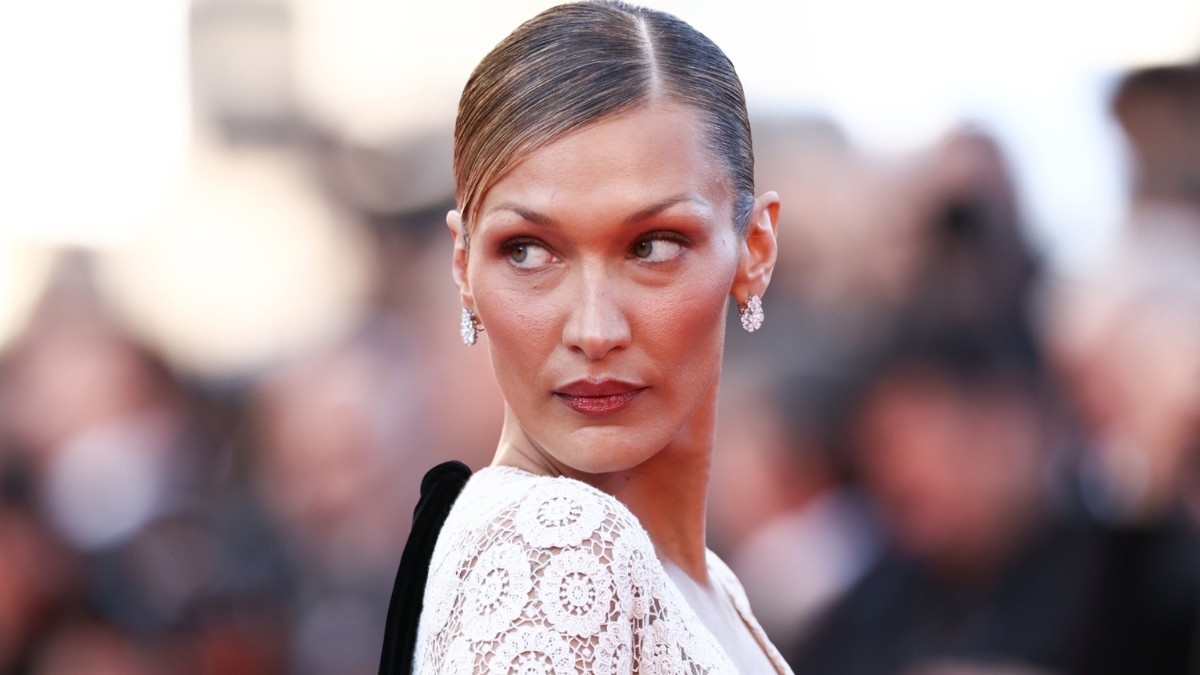 Bella Hadid melltartó nélkül csobbant egyet, csuromvizes pólóban, barátnőivel élvezte a nyár utolsó pillanatait