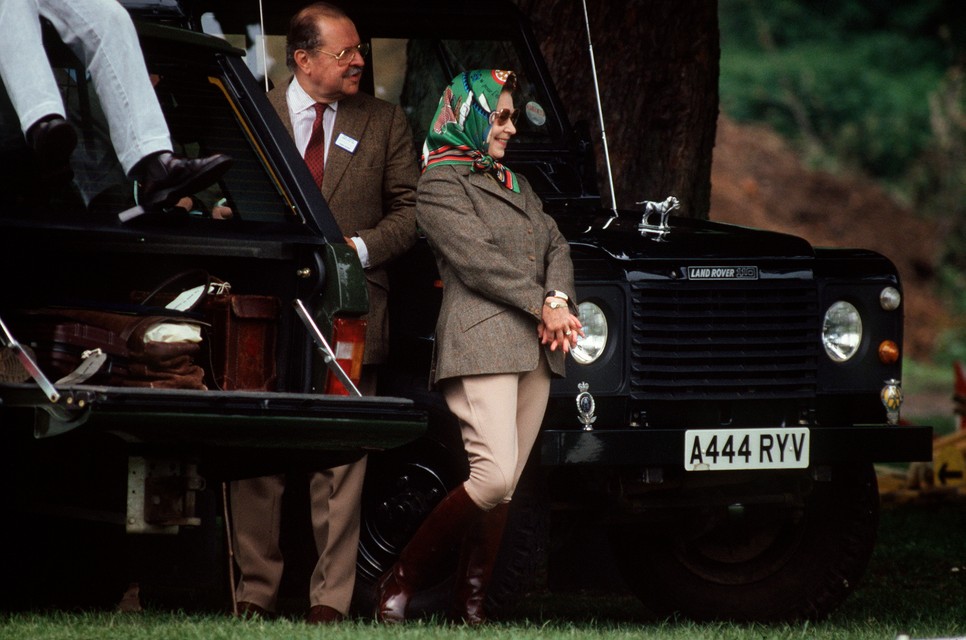 Lovaglónadrágban és fejkendőben Erzsébet királynő a windsori lovaskiállításon, 1988-ban