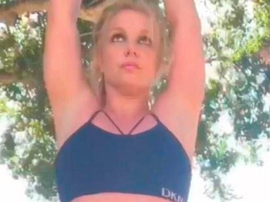 Ezt nézd: Britney Spears egy szál bikiniben jógázik
