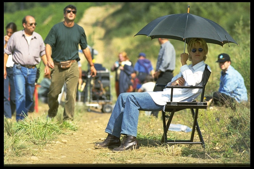 Az 1995-ös Francia csók című film forgatási szünetében fehér ingben, farmerben és bakancsban kapták lencsevégre.