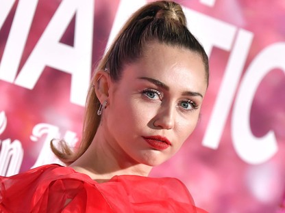 Rá sem ismerünk: Miley Cyrus élete legromantikusabb ruhájában pózolt a vörös szőnyegen