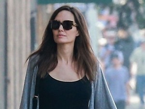 Angelina Jolie furcsán kombinált szettjét valamiért mégis imádjuk!