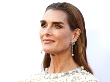 Az 59 éves Brooke Shields bikinis fotói szürreálisan gyönyörűek, a színésznő bomba formában van