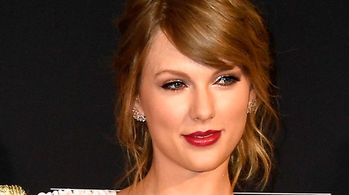 Taylor Swift haja vörös lett és annyira jól áll neki, mint még soha semmi!
