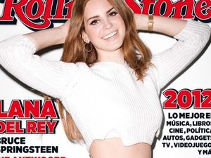 Vidám Lana Del Rey hasvillantós szettben pózol