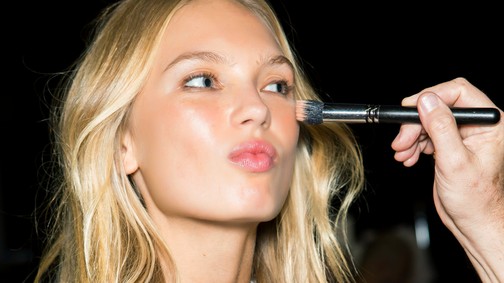 Próbáld ki a nyár legforróbb sminktrendjét: a napcsókolta pirosítást!