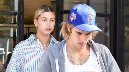 Hailey Baldwin egy szál túlméretezett ingben flangál Justin Bieberrel