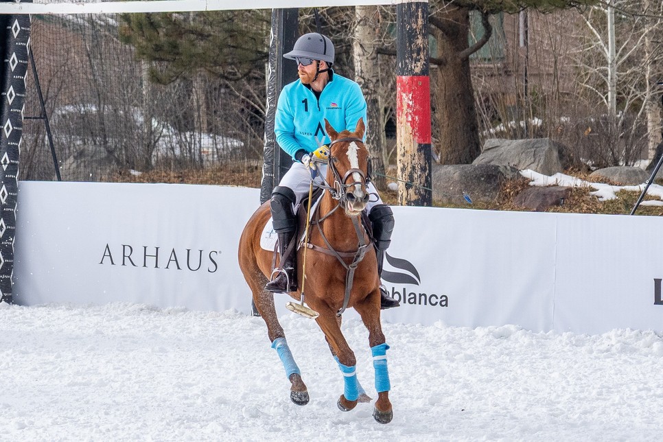 Harry herceg váratlanul beállt egy lovaspóló mérkőzésre 