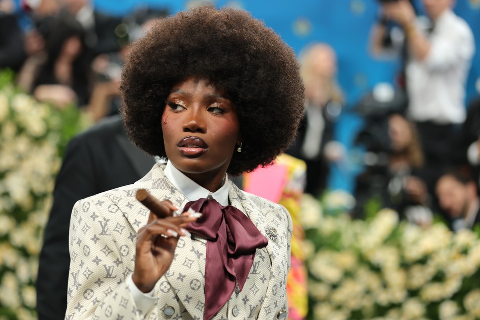 Doechii a 2025-ös Met-gálán, a „Superfine: Tailoring Black Style” tematikájú eseményen, a New York-i Metropolitan Művészeti Múzeumban