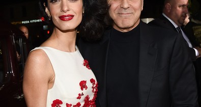 Tökéletes pár: Amal Clooney ruhája egy álom!