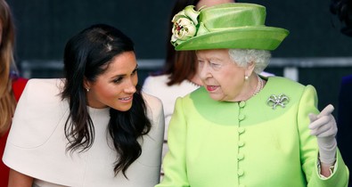 Erzsébet királynő nem finomkodott: ezzel a két brutális szóval kritizálta Meghan Markle esküvői ruháját