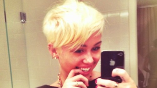 Miley Cyrus fiús frizurát vágatott