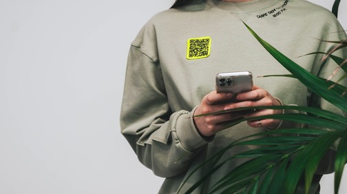 QR kód a ruhákon? Ez a módszer segíti a Z generációt a kapcsolatépítésben. 