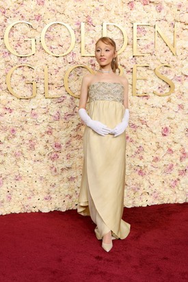 Ariana Grande ebben a végtelenül elegáns Givenchy kreációban jelent meg a vörös szőnyegen. Csak nekünk tűnt úgy, hogy az inspiráció a Bridgerton család Daphne Bridgertonja volt?