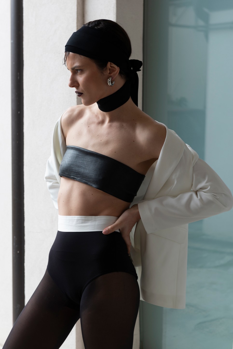 Zakó MYASTREET, Hajpánt ZEGNA, Nyakpánt LANVIN, Top STAUD, Harisnya FALKE, Sort ROOM76, Fülbevaló ISABEL MARANT