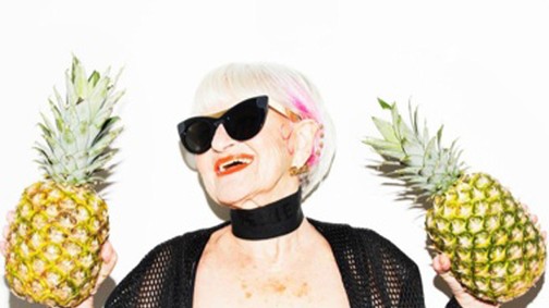 A 86 éves Insta-nagyi tarol!