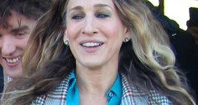 Sarah Jessica Parker újabb Carrie Bradshaw pillanata: álom, ahogy a színeket kombinálja