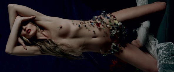 Kivirágzott Kate Moss ágyéka