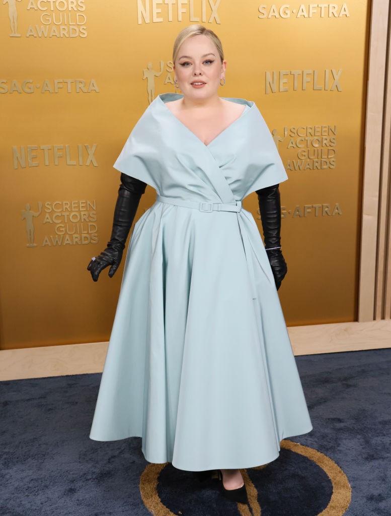 Nicola Coughlan egy egyedi tervezésű, halványkék Dior ruhát viselt, amelyet fekete bőr kesztyűkkel és Bucherer ékszerekkel egészített ki. A ruha derékban karcsúsított szabása és a vállakat szabadon hagyó nyakkivágása elegáns, bájos megjelenést kölcsönzött számára. Haját hátrafogva, sminkjét pedig visszafogott, barackos árnyalatokban készítették el, kiemelve a színésznő természetes szépségét.