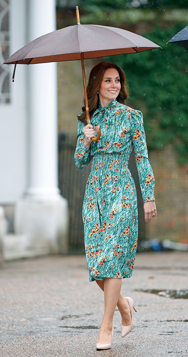 Egy örök kedvenc 2017-ből ez a pipacsmintás Prada ruha