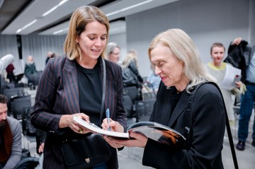 Szentesi Réka divatkutató autogramot kér Dr. Valerie Steele-től
