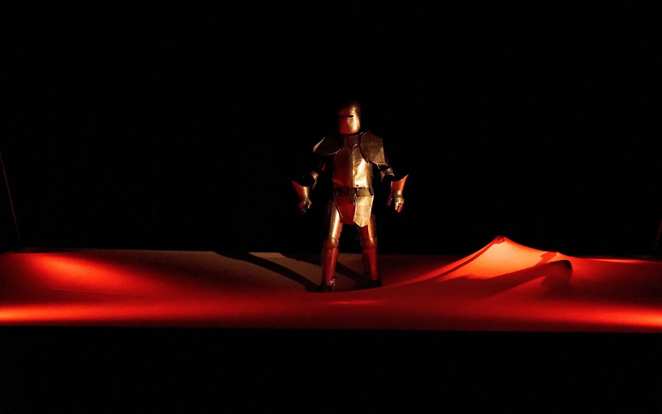 A Tünet Együttes Nithing personal előadásán nem csak átgondoljuk az életünket, hanem időnként önfeledten hahotázunk is. Ilyen pillanat, amikor egy váratlan pillanatban az alakváltó is feltűnik a színen (Szász Dániel alakítja), talpig csörömpölő páncélban. Esetlen, össze-vissza zörgésétől fogjuk a hasunkat. 