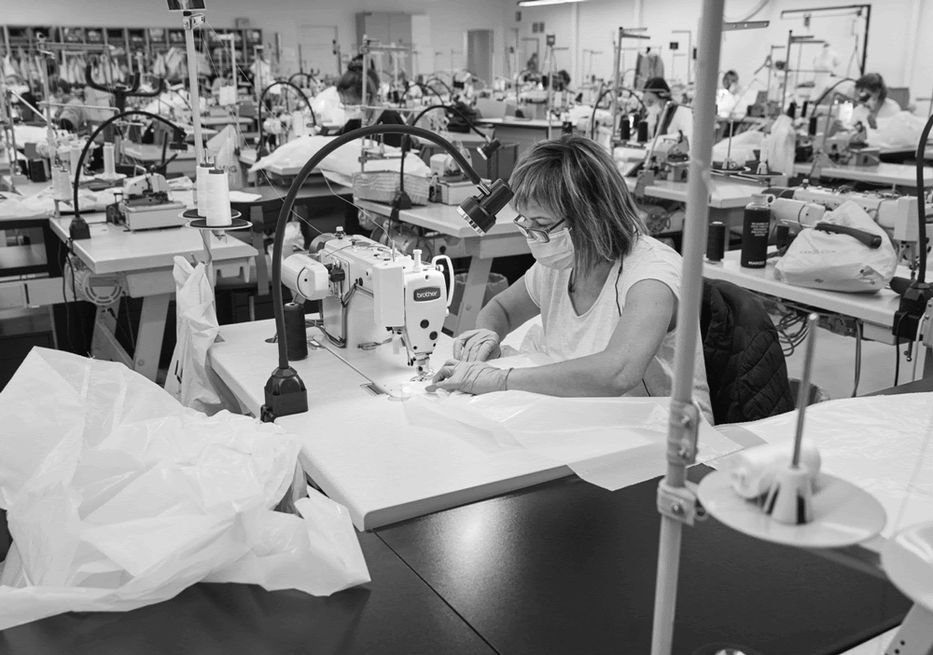 A Mango 13 000 köpenyt gyárt az egészségügyi dolgozók számára