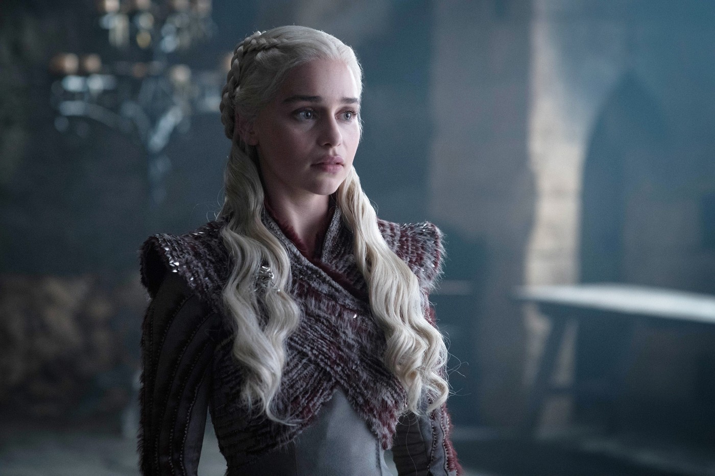 Trónok harca, Daenerys Targaryen - Amikor Daenerys meghallotta a megadást jelző harangokat Királyvárban, az egyértelműen a katonai győzelmét jelentette. De ahelyett, hogy elfogadta volna a megadást, az ártatlan civil lakossága felé fordította sárkányát, és módszeresen porig égette a várost. Ezzel a forgatókönyvírók egyetlen epizód alatt tették tönkre a popkultúra egyik legnagyobb feminista ikonját.