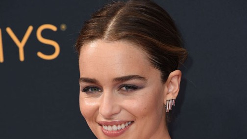 Ez rettenetes: a Trónok harca sztárja a saját nagyanyjának néz ki az új frizurájával