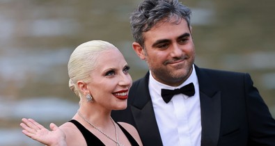 Lady Gaga és vőlegénye zavarba ejtő pillanatokat okoztak a vörös szőnyegen: le sem vették egymásról a kezüket