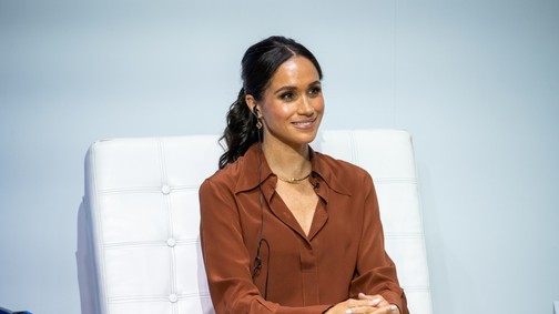 Meghan Markle a világ legegyszerűbb, de legszebb kis feketéjében lépett vörös szőnyegre